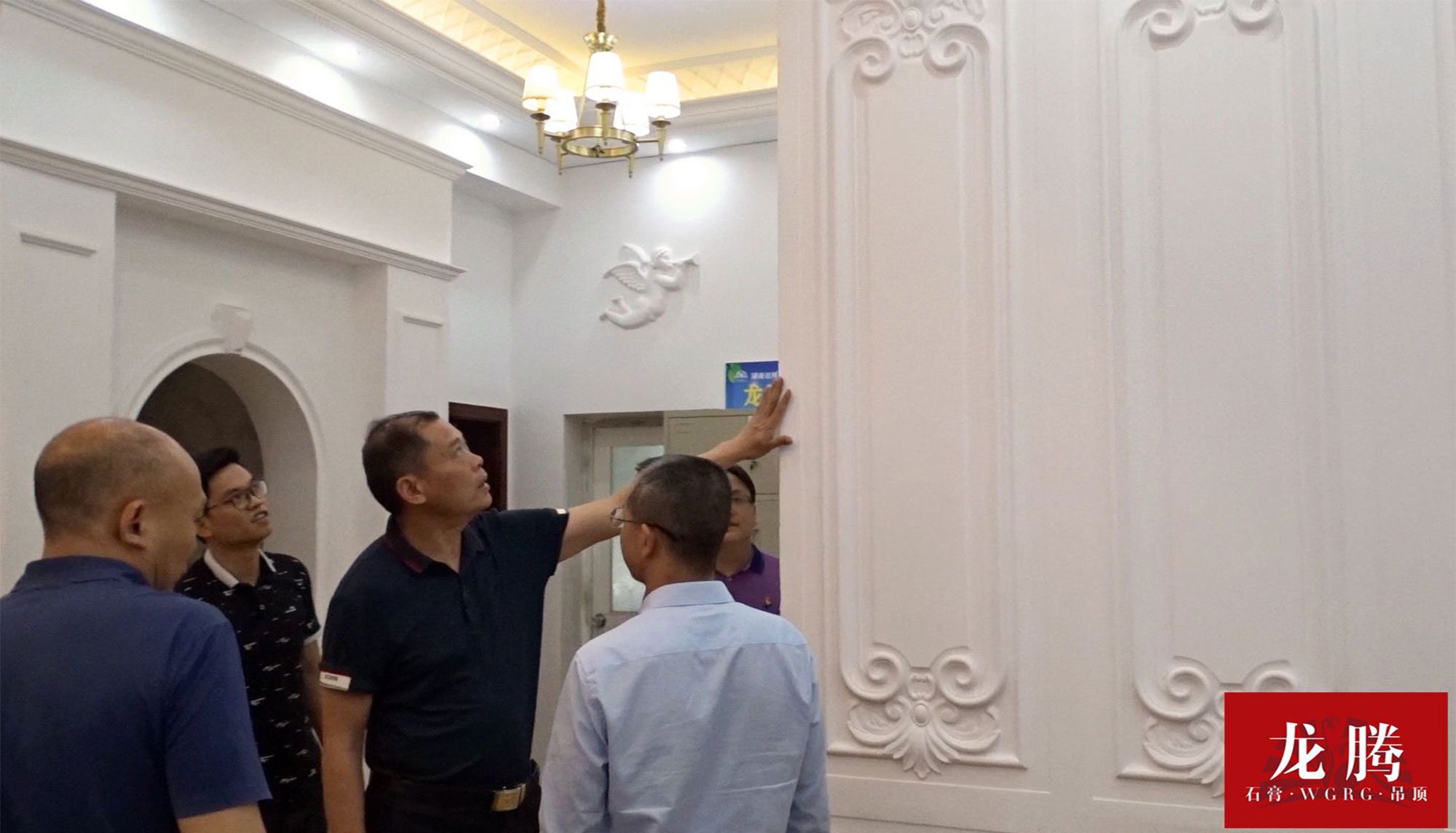 區(qū)人大周主任參觀公司展廳